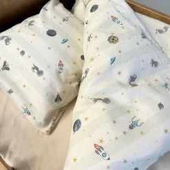 Juniorsengetøj - Space Dino*By mats Clearance